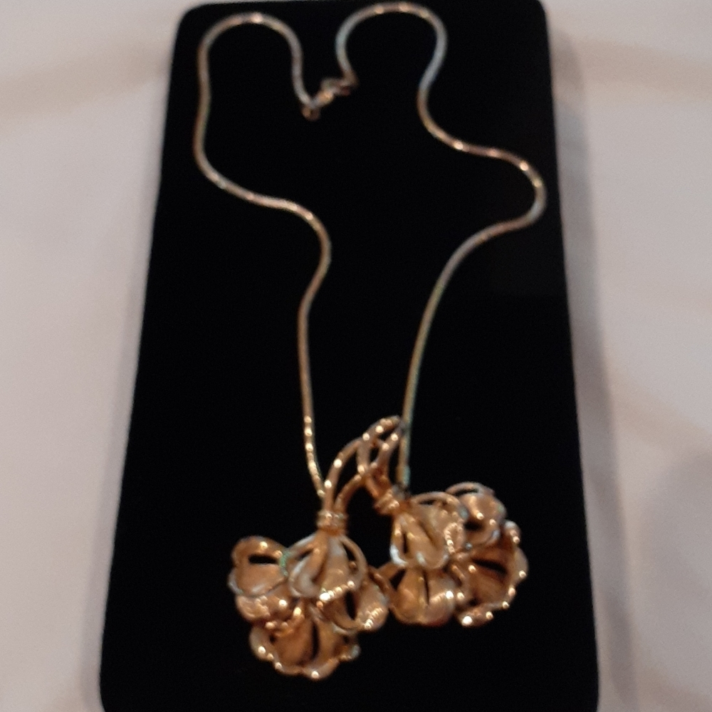 Gorgeous Forstner gold necklace.Plumeria style